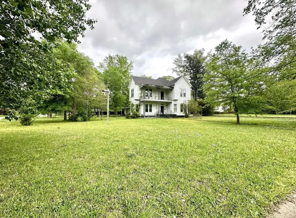 1900-Built 3-Bedroom Home on a Half-Acre Corner Lot in West Point, MS photo 2