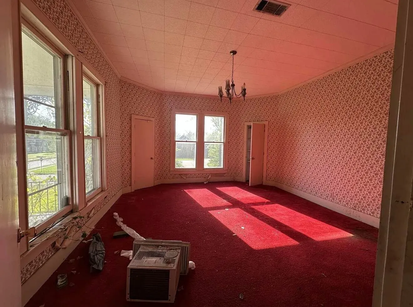 1900-Built 3-Bedroom Home on a Half-Acre Corner Lot in West Point, MS photo 4