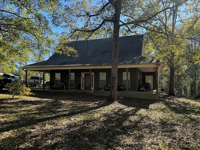 Utica, Mississippi Country Home with 20 Acres and a Porch property photo
