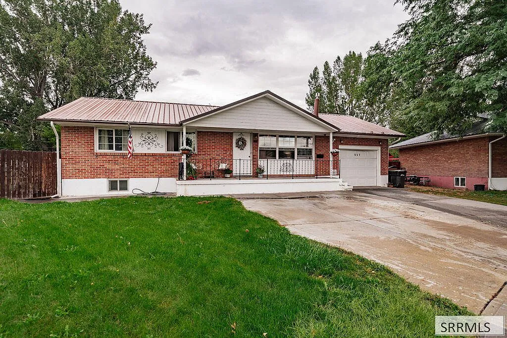 5-Bedroom Single-Family Home with Covered Patio at 867 Maplewood Dr, Idaho Falls, ID photo 9