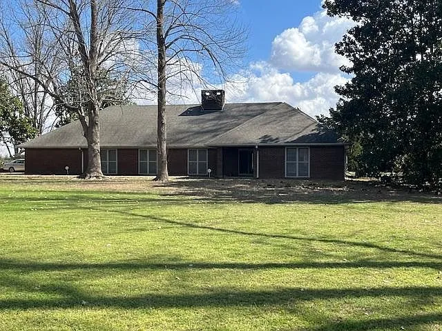 Greenville, MS Country Home on 1.35 Acres with 4,000 Sq Ft property photo