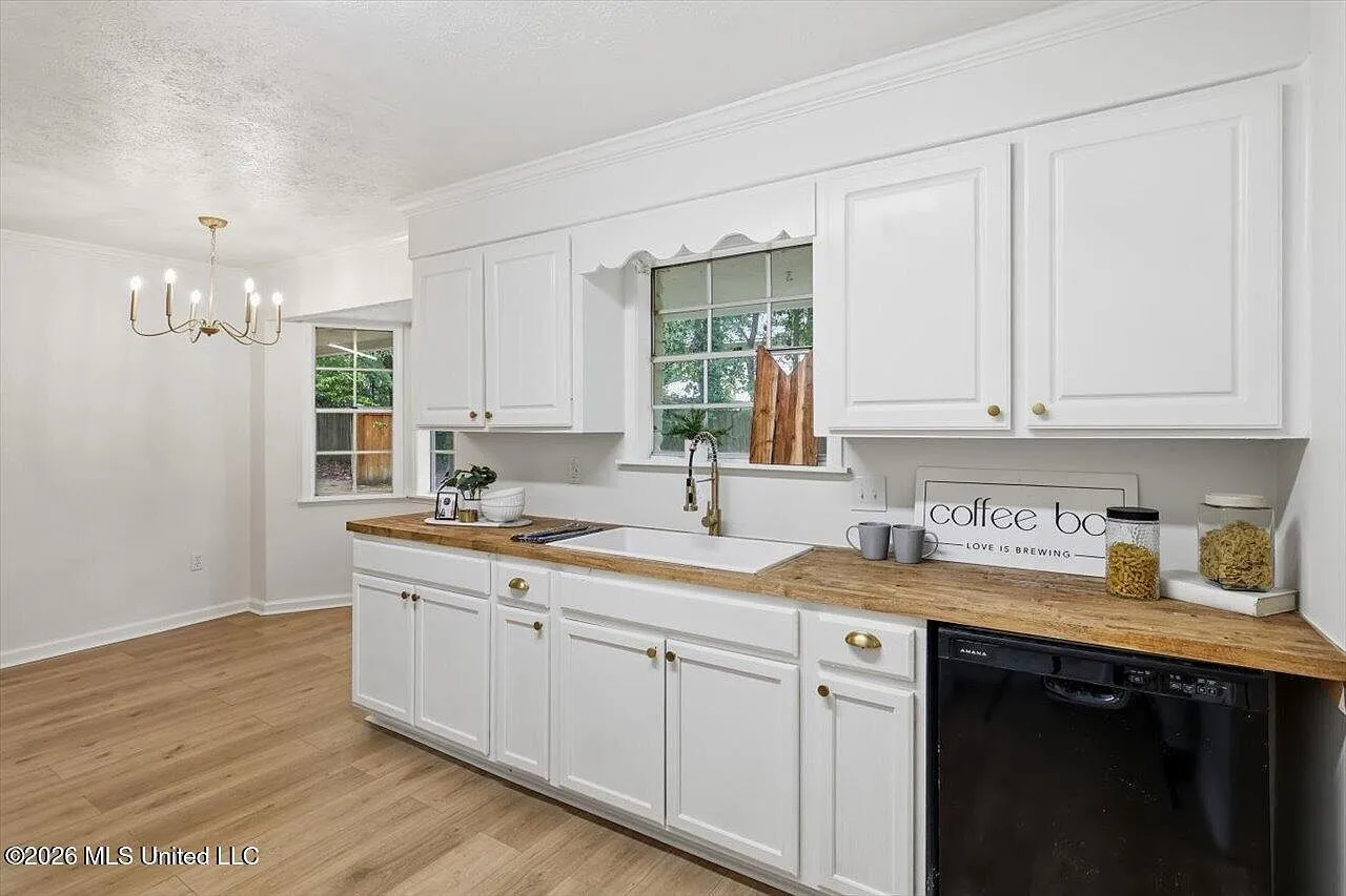 Brandon, Mississippi 4-Bedroom Home with 0.37-Acre Lot for Sale photo 9