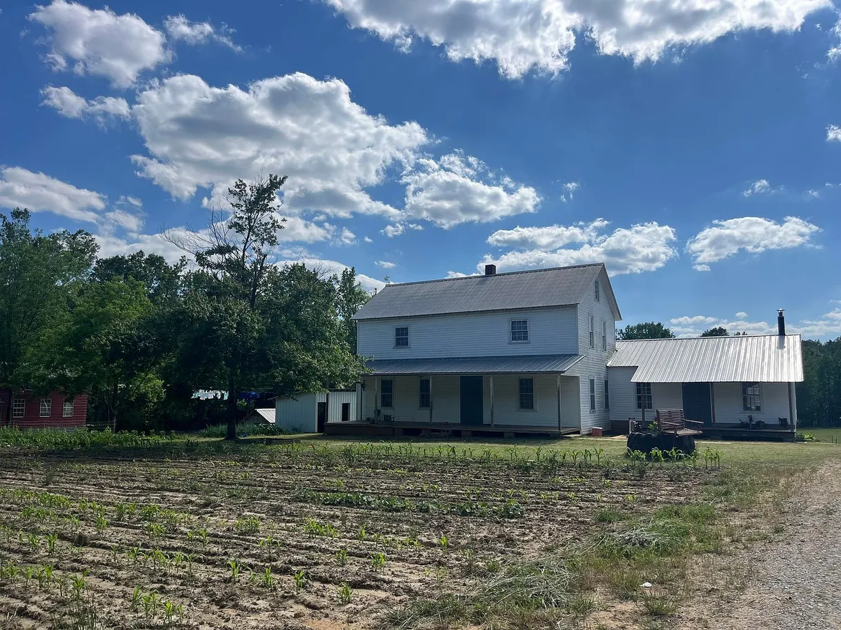 Pontotoc, Mississippi Farmhouse on 45 Acres with 5 Bedrooms photo 2