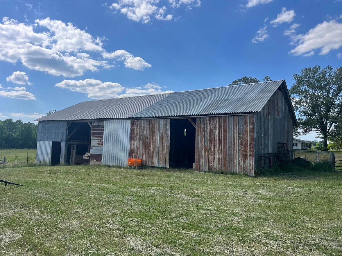 Pontotoc, Mississippi Farmhouse on 45 Acres with 5 Bedrooms photo 3