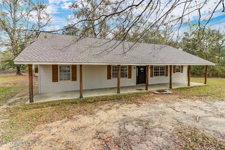 Gulfport, Mississippi Country Home on 1.5 Acres with 3 Bedrooms property photo