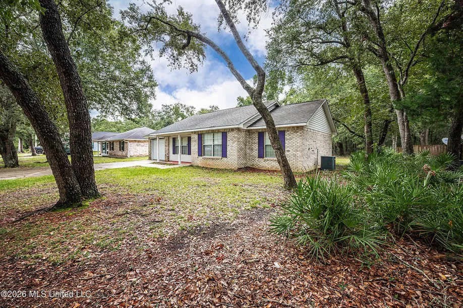 3-Bedroom Home with Screened Porch in Ocean Springs, MS photo 9