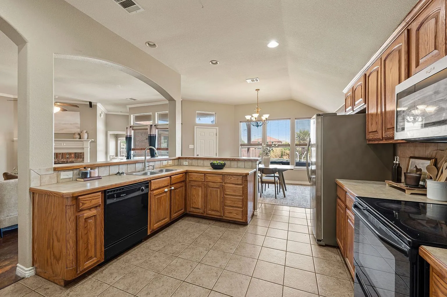 4-Bedroom Single-Family Home at 6701 Terrace Glen Dr, Arlington, TX photo 9