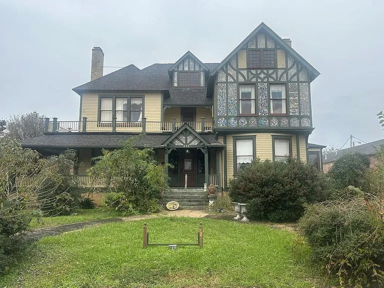 Port Gibson, Mississippi Queen Anne Home with 6 Bedrooms and 0.5-Acre Lot property photo