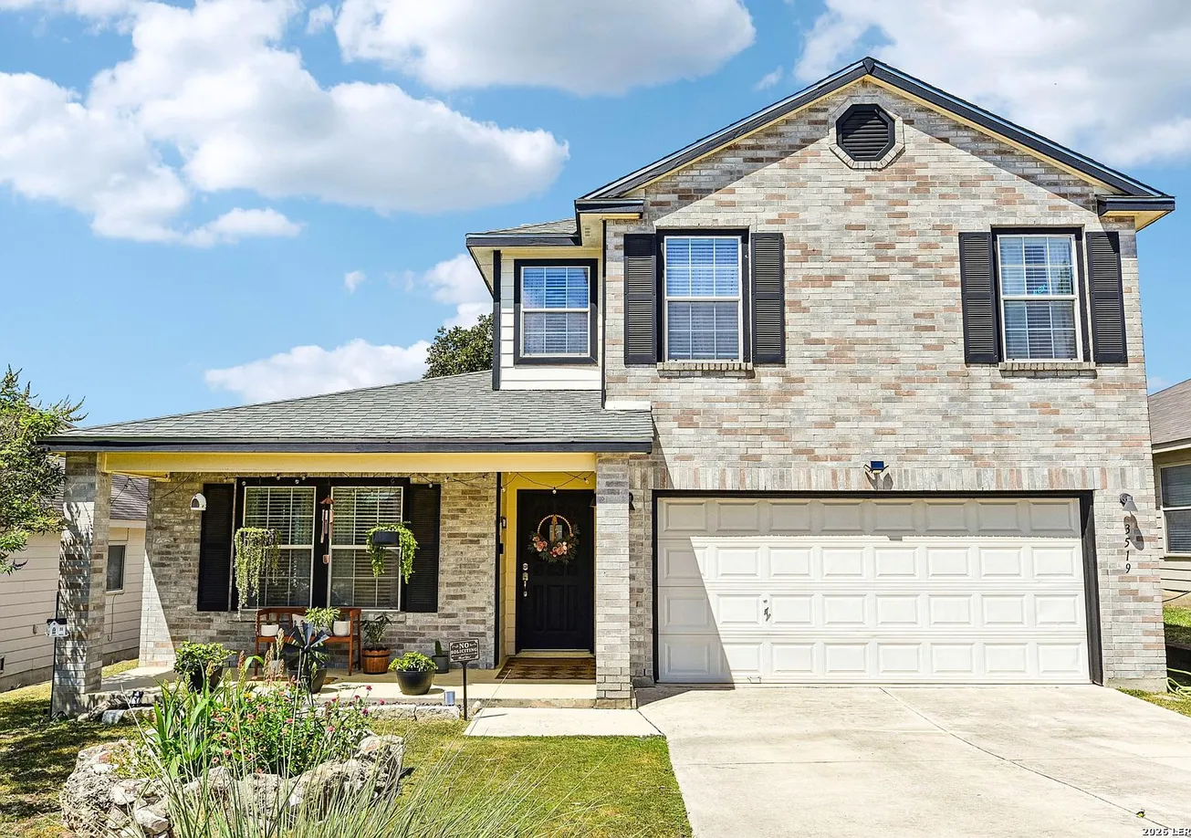 Updated Four-Bedroom Home with Downstairs Primary Suite in San Antonio, Texas photo 2
