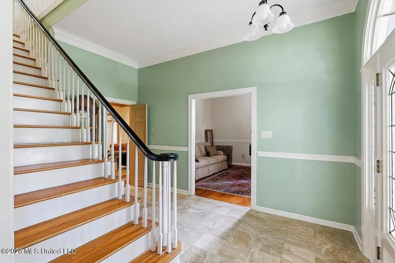Jackson, MS Plantation-Style Home with 5 Bedrooms and Pool photo 8