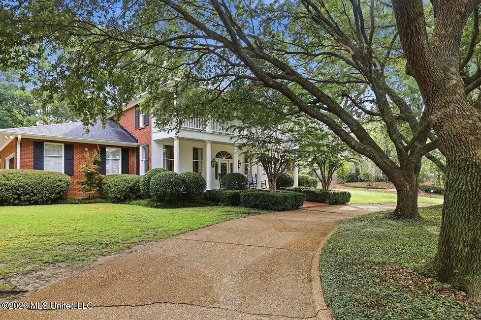 Jackson, MS Plantation-Style Home with 5 Bedrooms and Pool photo 4