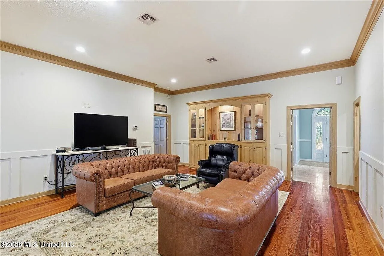 Jackson, MS Plantation-Style Home with 5 Bedrooms and Pool photo 9