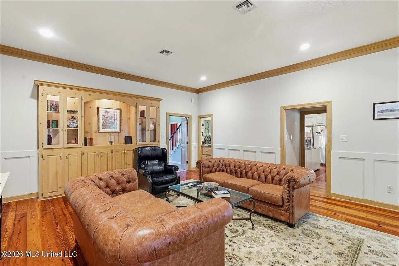 Jackson, MS Plantation-Style Home with 5 Bedrooms and Pool photo 10