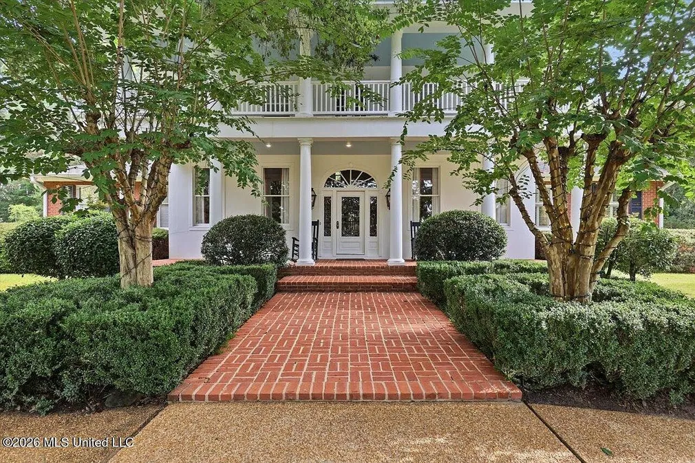 Jackson, MS Plantation-Style Home with 5 Bedrooms and Pool photo 5