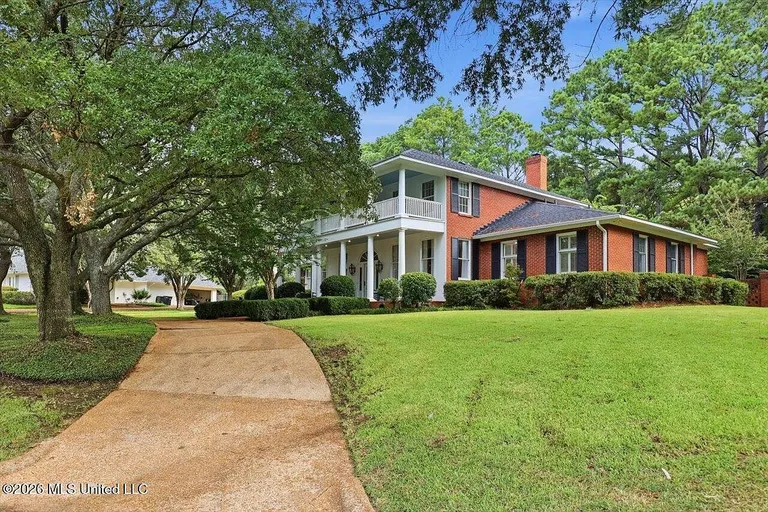 Jackson, MS Plantation-Style Home with 5 Bedrooms and Pool property photo