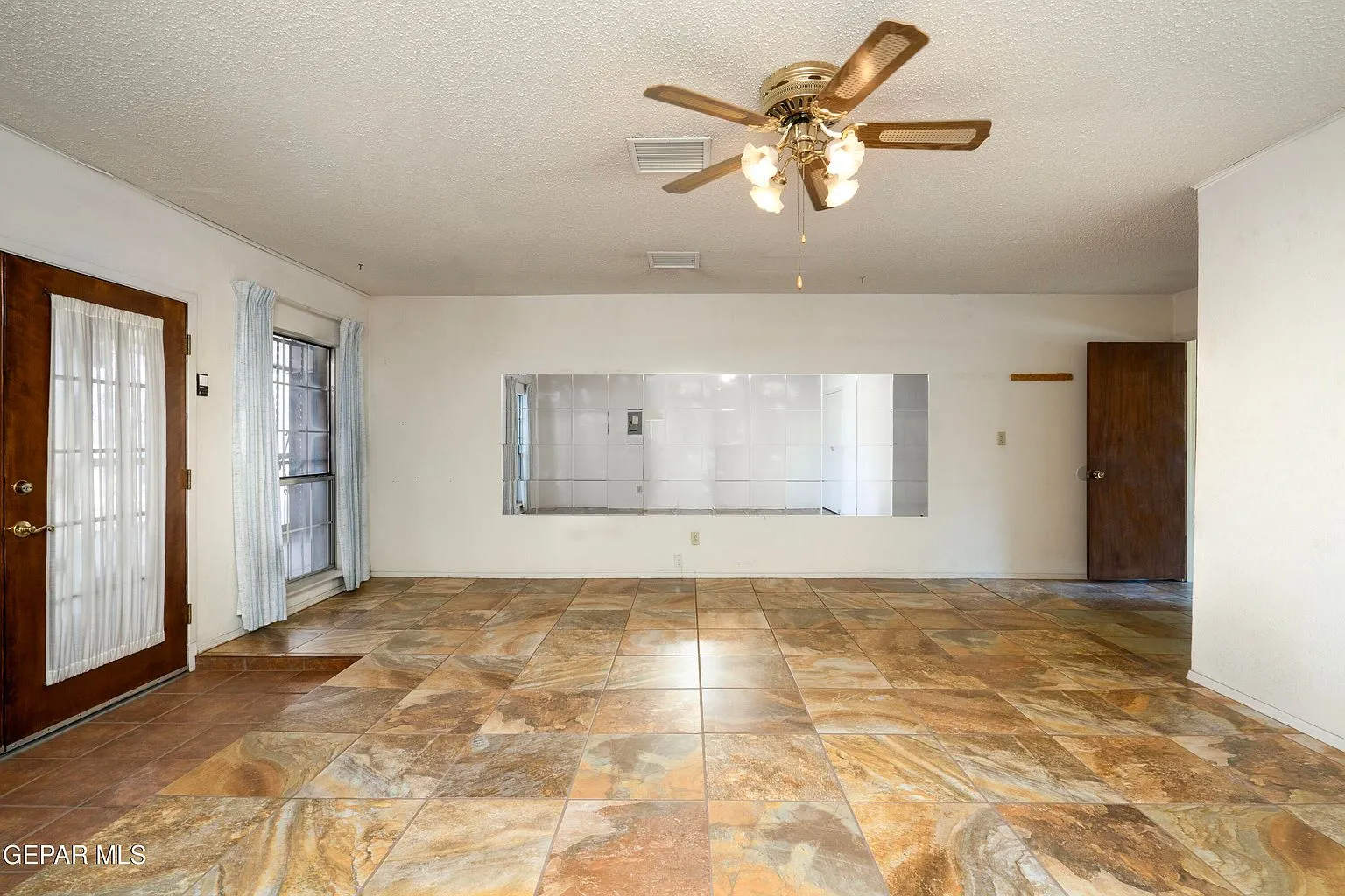 El Paso, TX Home for Sale with 3 Bedrooms and a Sunroom Grill photo 6