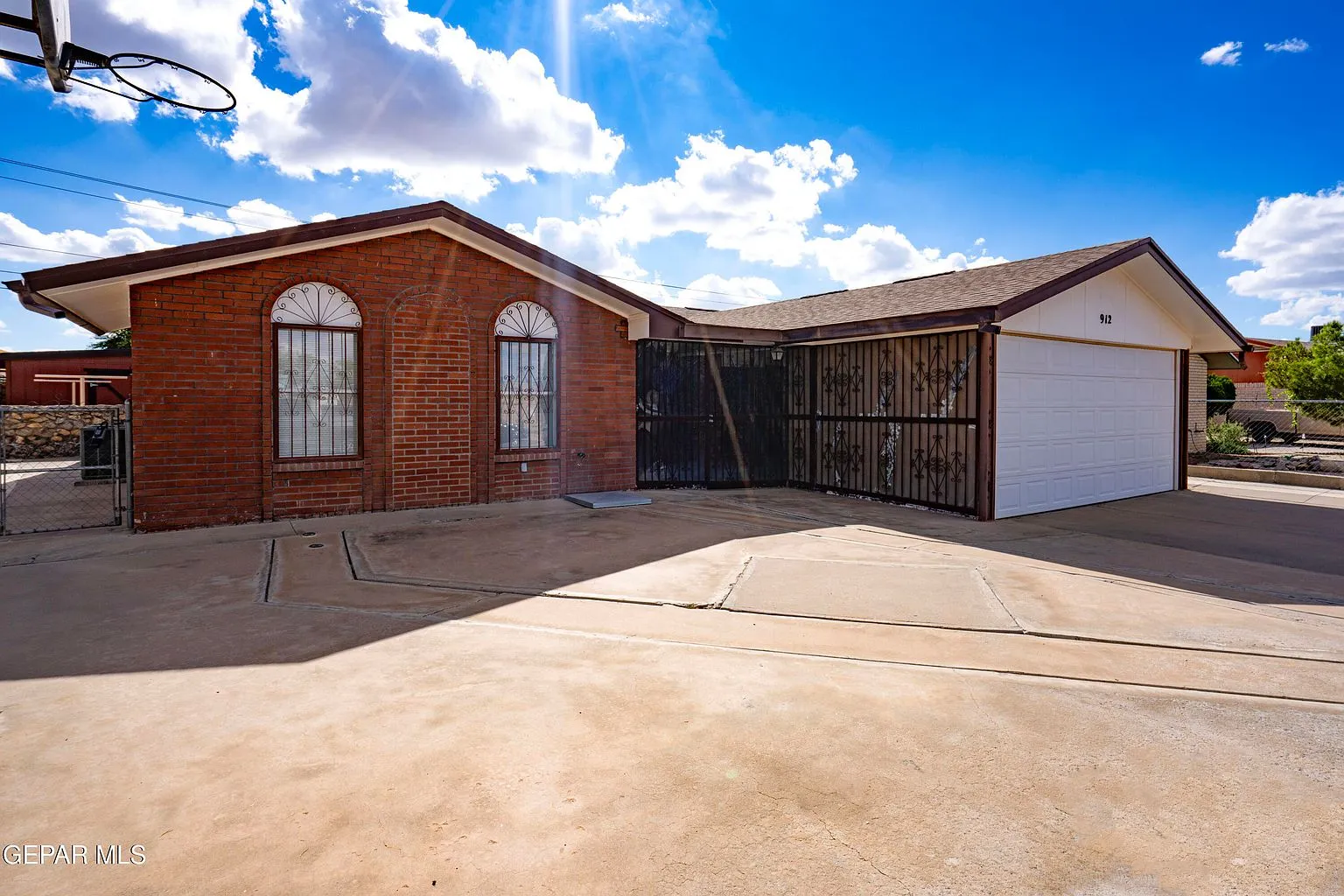 El Paso, TX Home for Sale with 3 Bedrooms and a Sunroom Grill photo 2