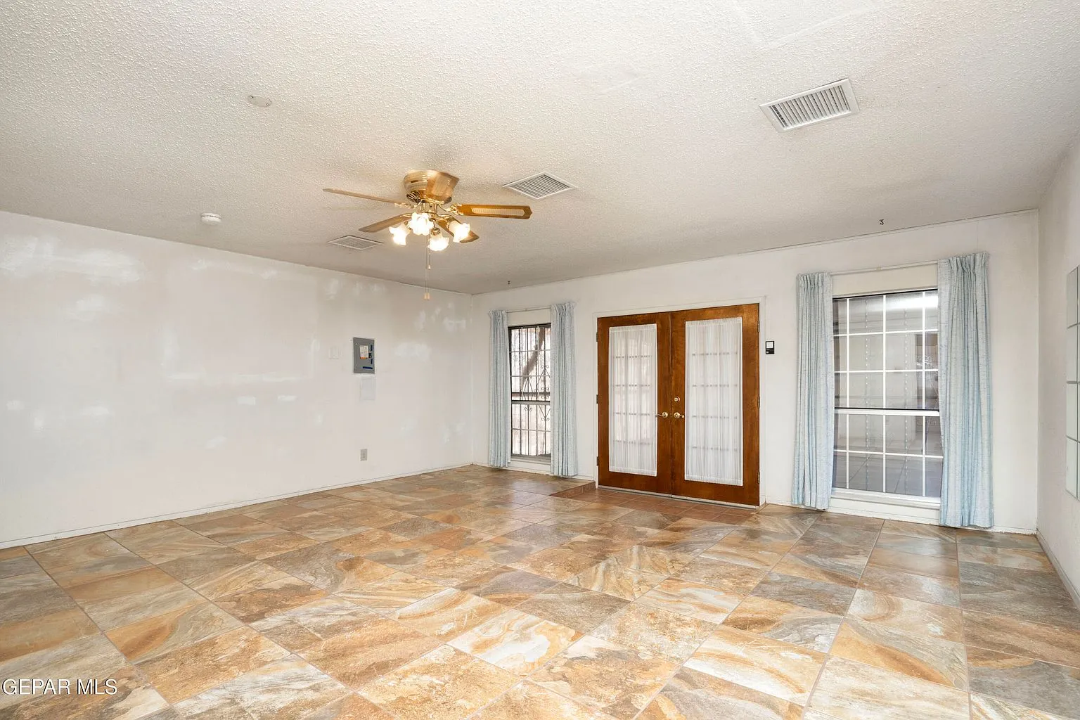 El Paso, TX Home for Sale with 3 Bedrooms and a Sunroom Grill photo 7