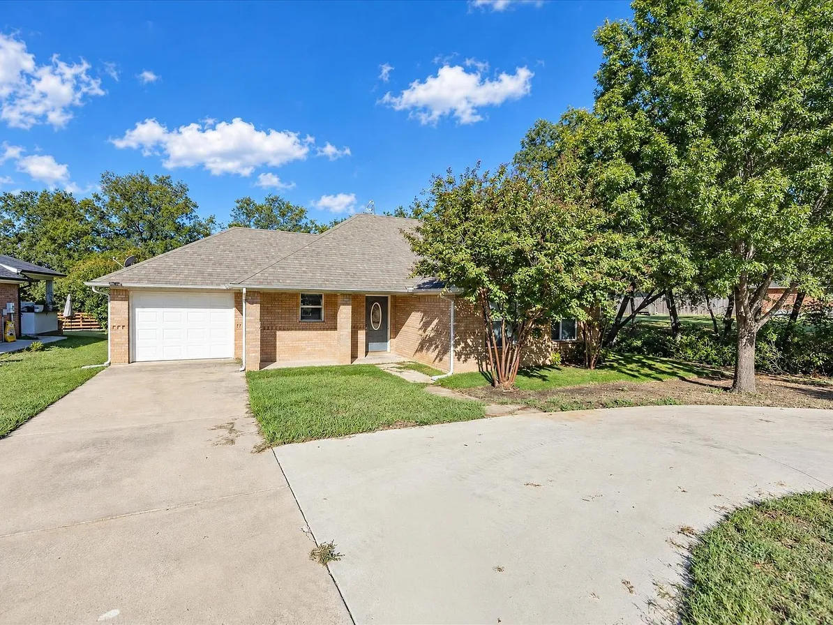 3-Bedroom Brick Home with Extended Back Porch in Bridgeport, TX photo 2