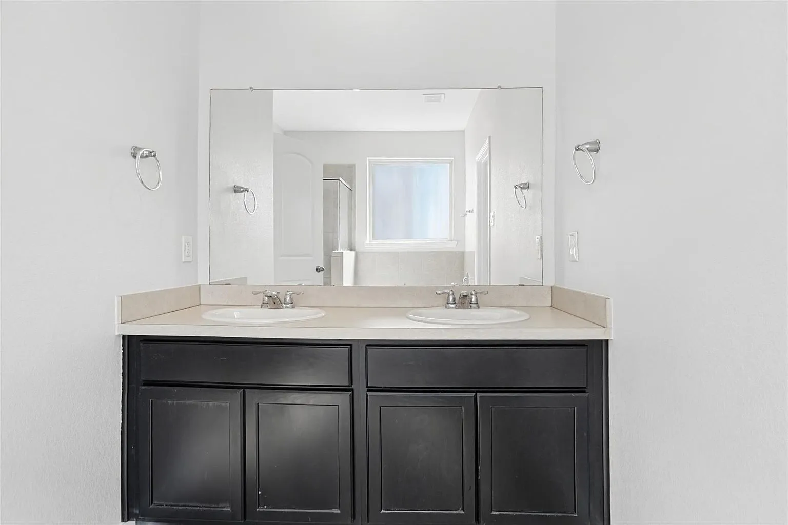 Houston, TX 5-Bedroom Home with 2,926 Sq Ft and Covered Patio photo 9