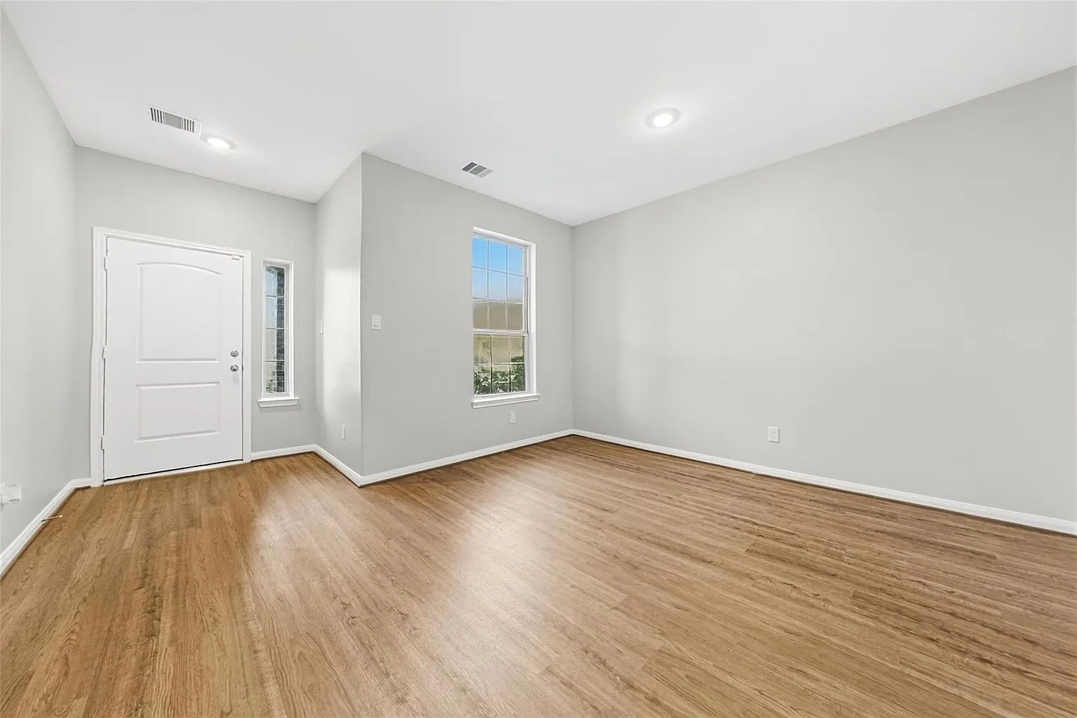 Houston, TX 5-Bedroom Home with 2,926 Sq Ft and Covered Patio photo 2
