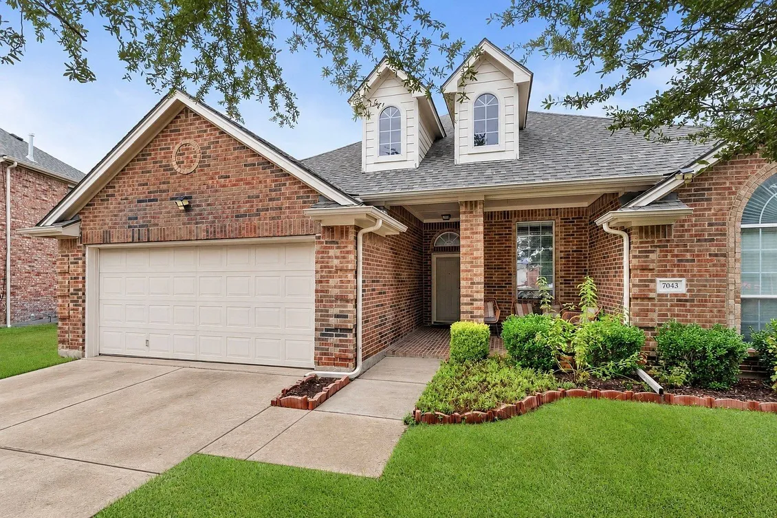 4-Bedroom Home on a 0.269-Acre Lot for Sale in Dallas, Texas photo 2