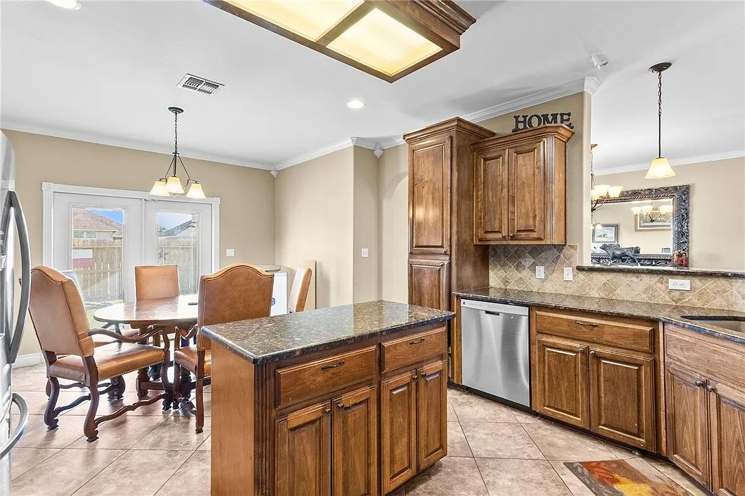 Corpus Christi, TX 4-Bedroom Home with 2,605 Sq Ft for Sale photo 6