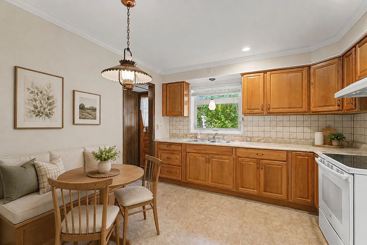 112 N Reuter Dr: Well-Maintained Split-Level Home on a Deep Arlington Heights Lot photo 4
