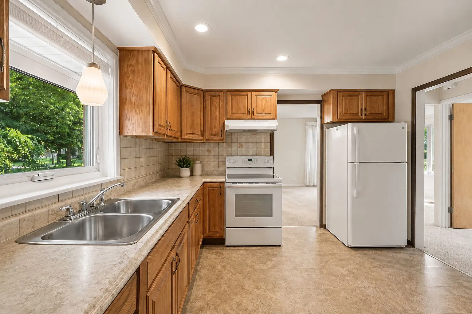 112 N Reuter Dr: Well-Maintained Split-Level Home on a Deep Arlington Heights Lot photo 5