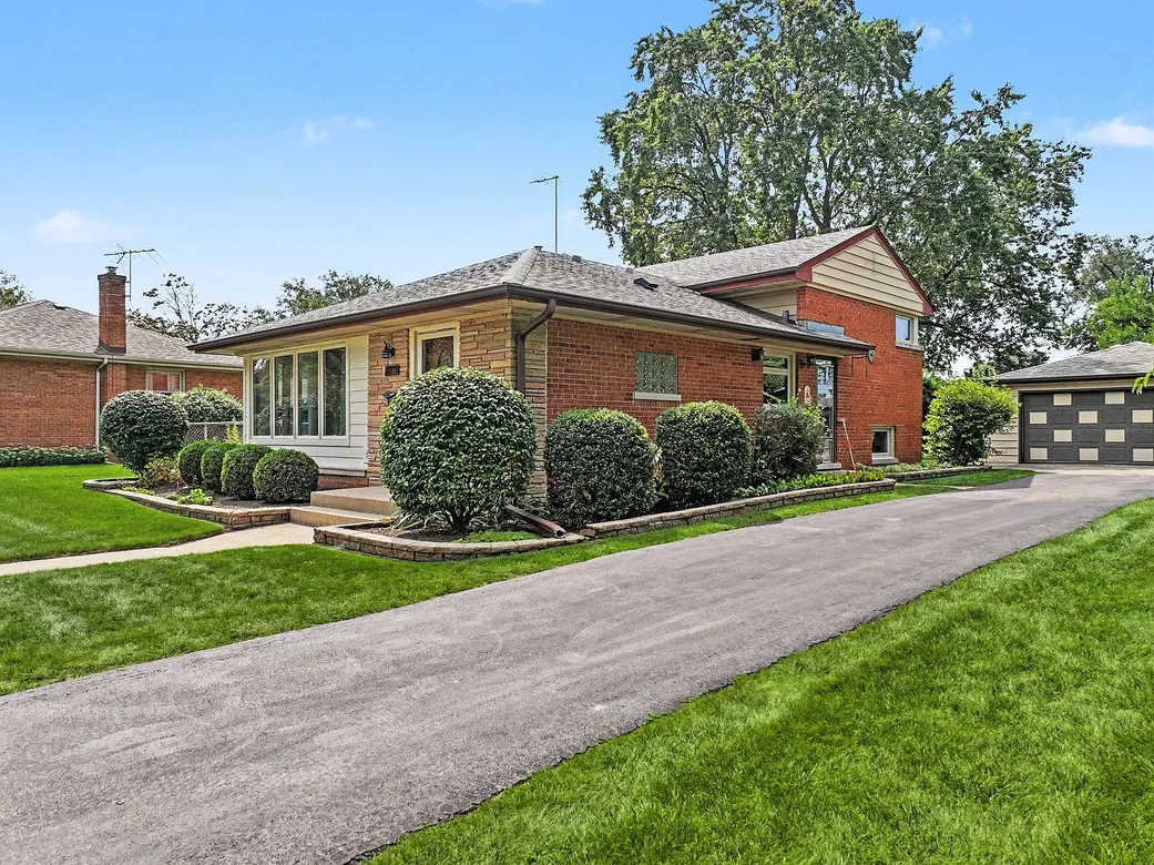 112 N Reuter Dr: Well-Maintained Split-Level Home on a Deep Arlington Heights Lot photo 2