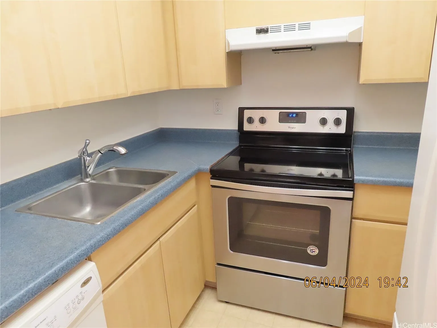 Crosspointe 2-Bedroom Leasehold Townhouse with Loft in Honolulu photo 5