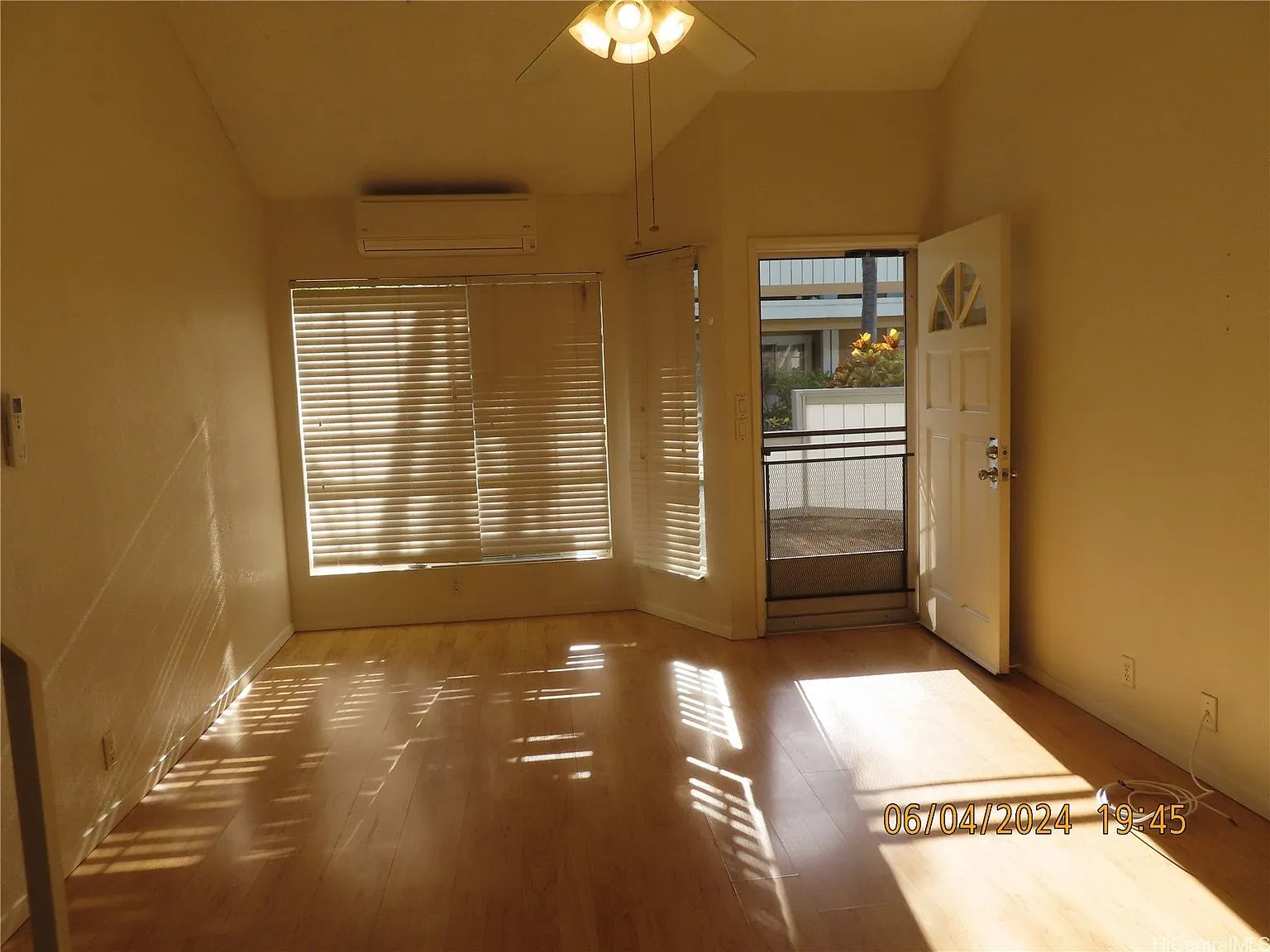 Crosspointe 2-Bedroom Leasehold Townhouse with Loft in Honolulu photo 2