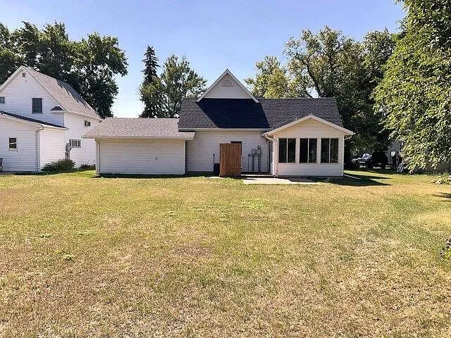 Charming 3-Bedroom Home with Attached Garage for Sale at 317 5th St SE, Rugby, ND photo 4