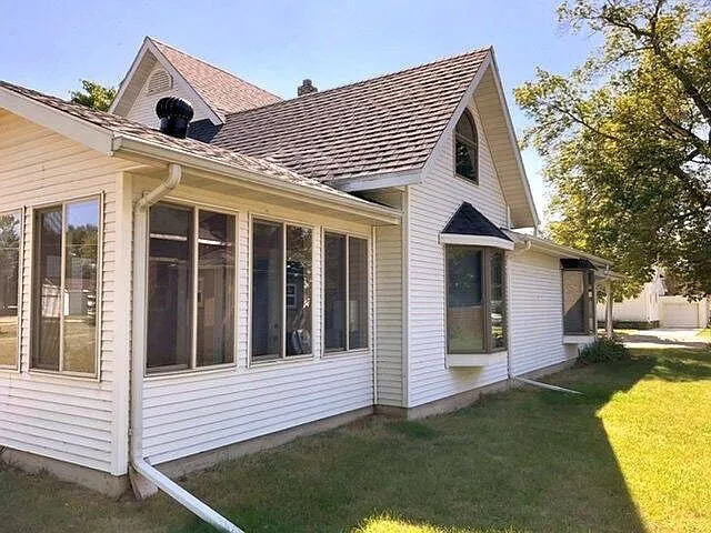 Charming 3-Bedroom Home with Attached Garage for Sale at 317 5th St SE, Rugby, ND photo 3