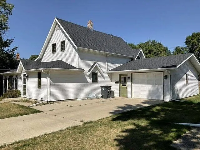 Charming 3-Bedroom Home with Attached Garage for Sale at 317 5th St SE, Rugby, ND photo 2