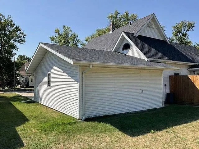 Charming 3-Bedroom Home with Attached Garage for Sale at 317 5th St SE, Rugby, ND photo 5