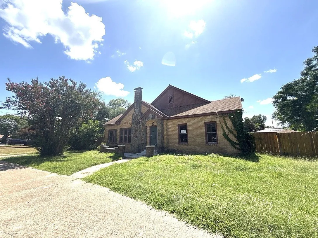 Athens, TX Home for Sale with 0.387-Acre Lot and Workshop photo 2