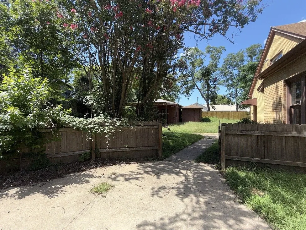 Athens, TX Home for Sale with 0.387-Acre Lot and Workshop photo 4