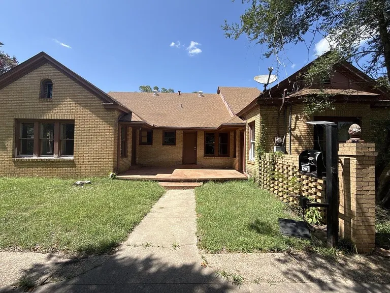 Athens, TX Home for Sale with 0.387-Acre Lot and Workshop property photo