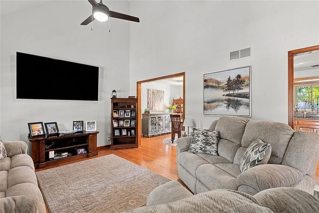 Updated 4-Bedroom Detached Home on a 0.69-Acre Lot in Kansas City, MO photo 7