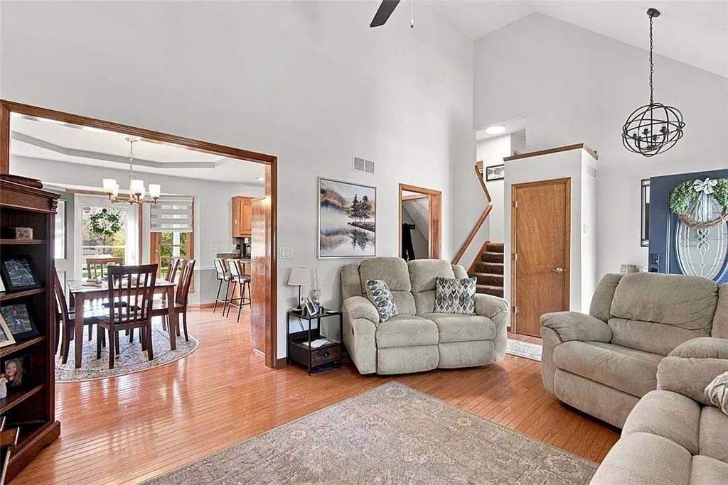 Updated 4-Bedroom Detached Home on a 0.69-Acre Lot in Kansas City, MO photo 8