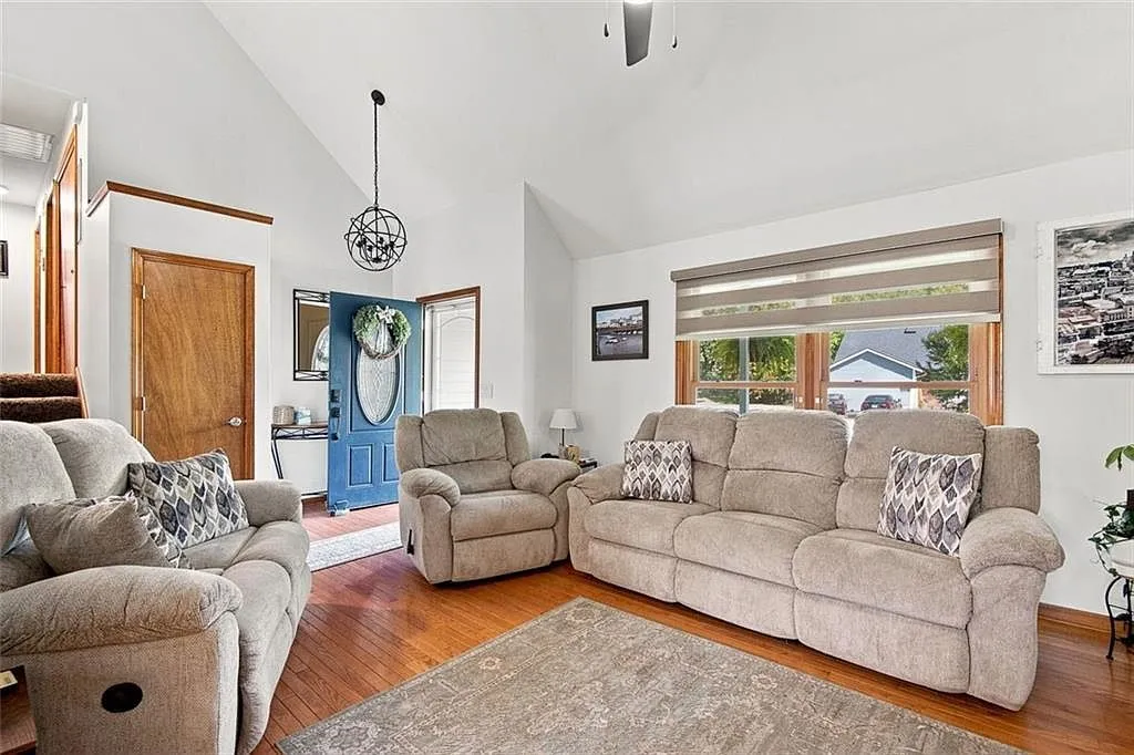 Updated 4-Bedroom Detached Home on a 0.69-Acre Lot in Kansas City, MO photo 5