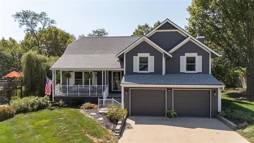 Updated 4-Bedroom Detached Home on a 0.69-Acre Lot in Kansas City, MO photo 3