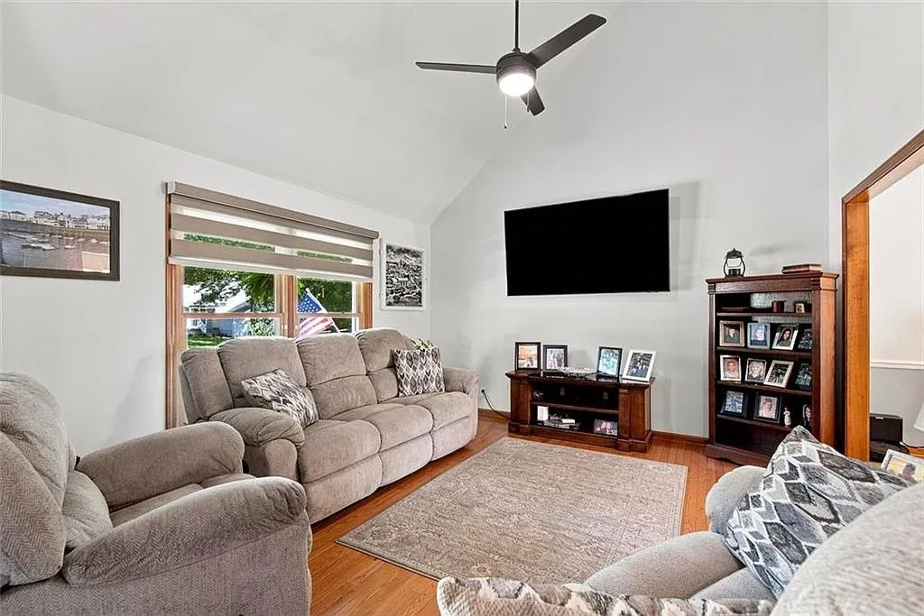 Updated 4-Bedroom Detached Home on a 0.69-Acre Lot in Kansas City, MO photo 6