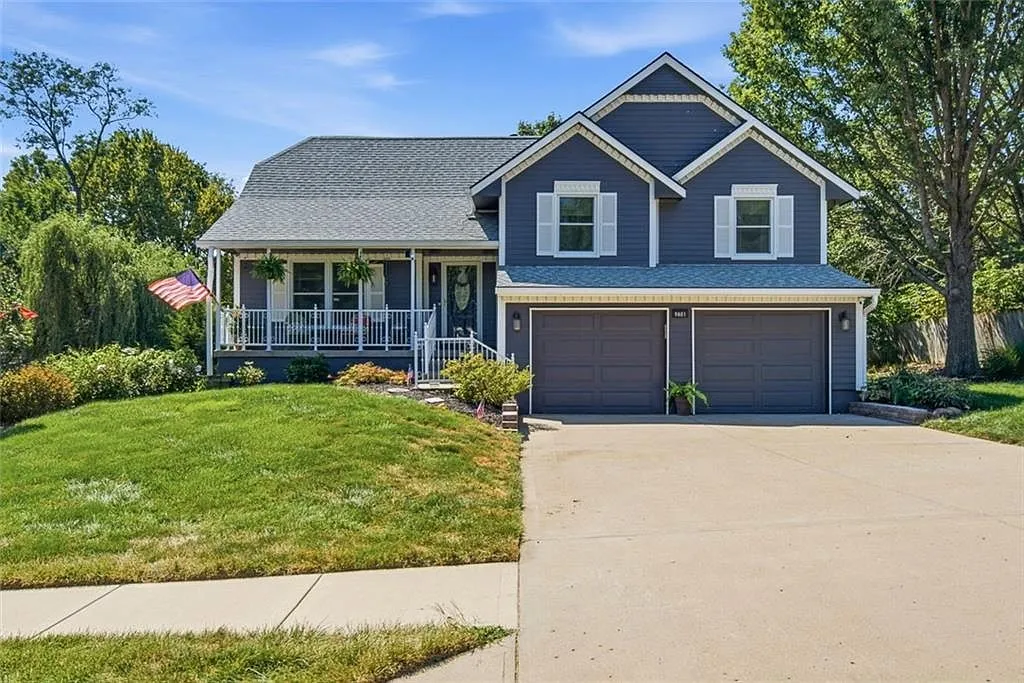 Updated 4-Bedroom Detached Home on a 0.69-Acre Lot in Kansas City, MO photo 2