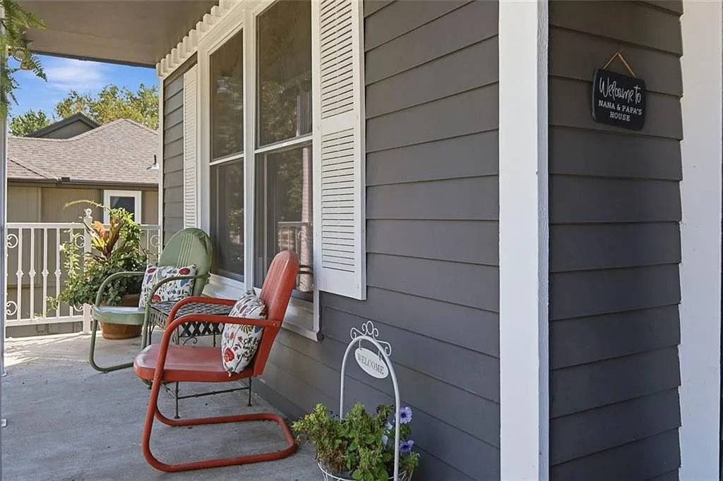 Updated 4-Bedroom Detached Home on a 0.69-Acre Lot in Kansas City, MO photo 4