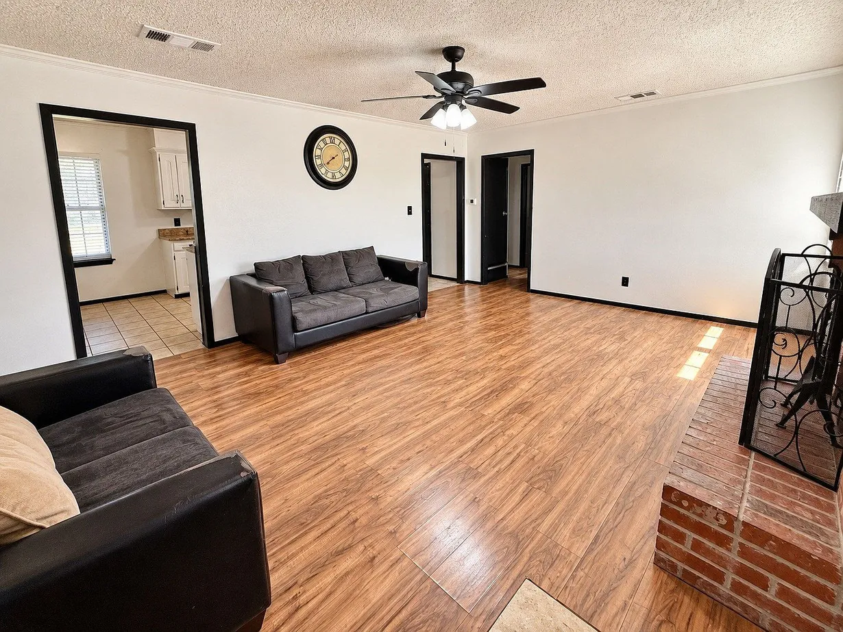 Burleson, TX 3-Bedroom Home with Pool and Covered Patio photo 6