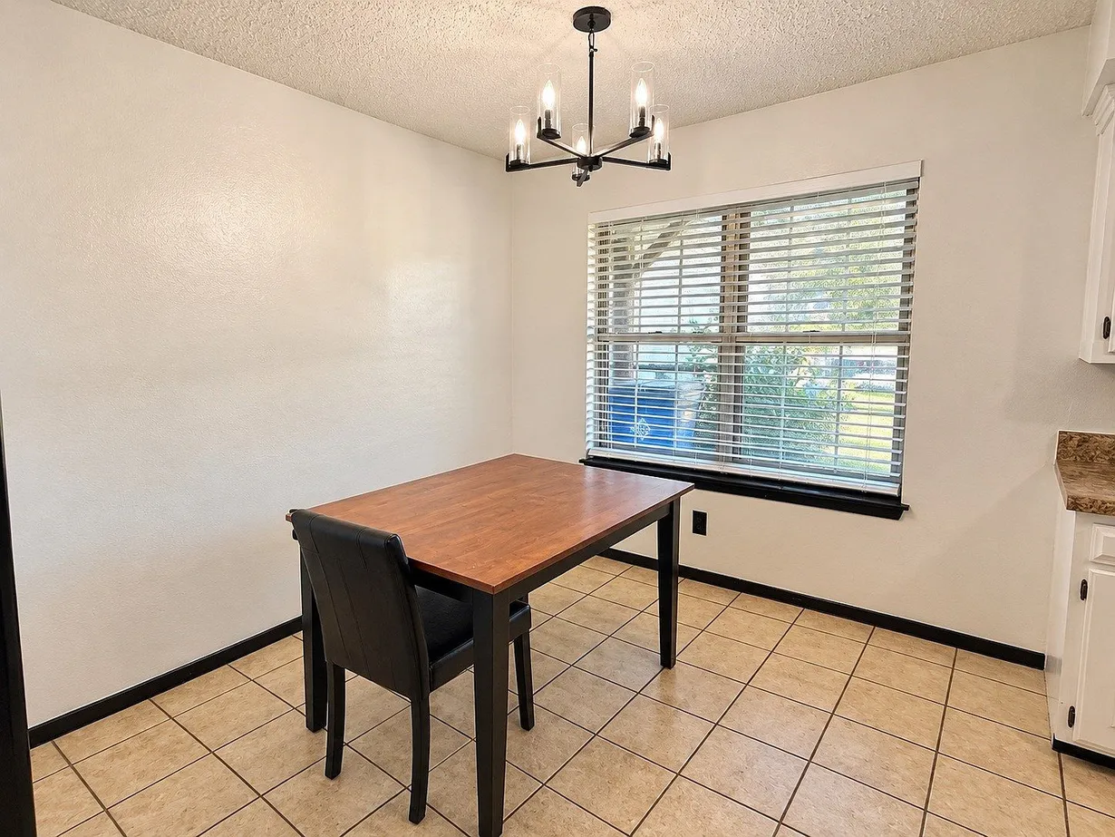 Burleson, TX 3-Bedroom Home with Pool and Covered Patio photo 10