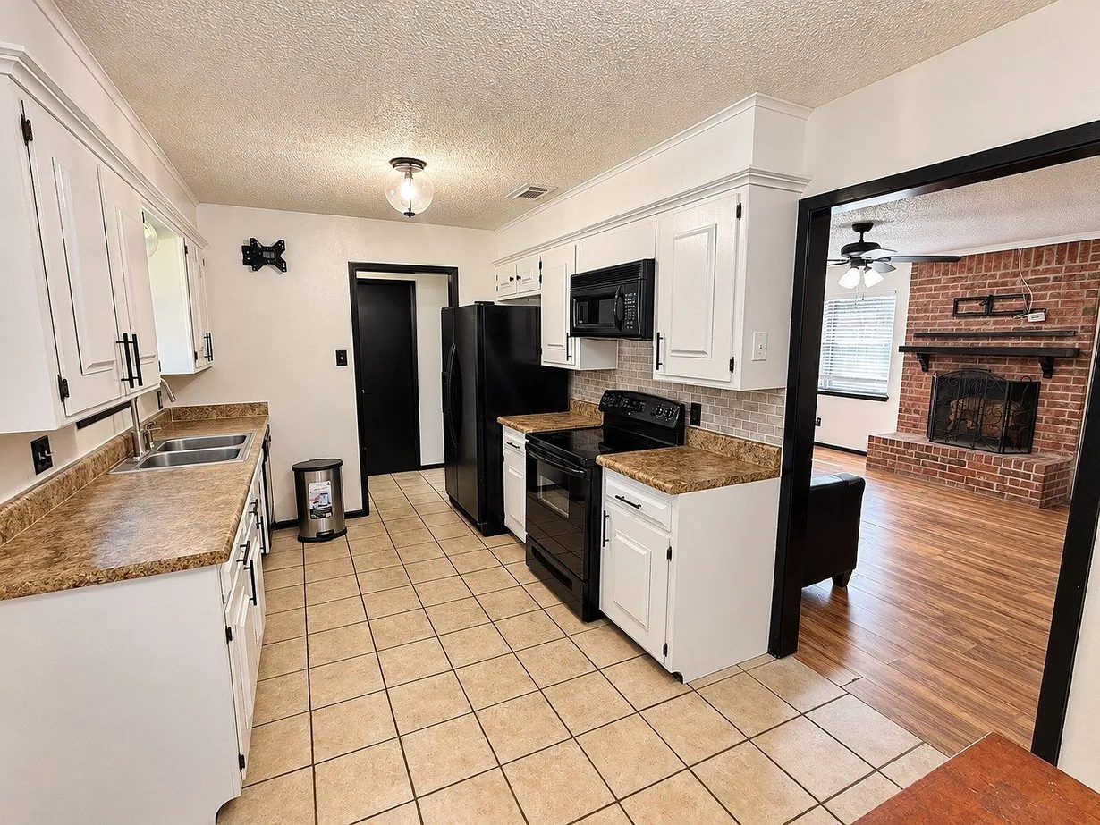 Burleson, TX 3-Bedroom Home with Pool and Covered Patio photo 8
