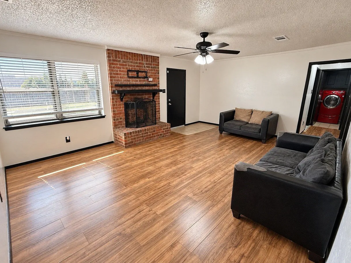 Burleson, TX 3-Bedroom Home with Pool and Covered Patio photo 7